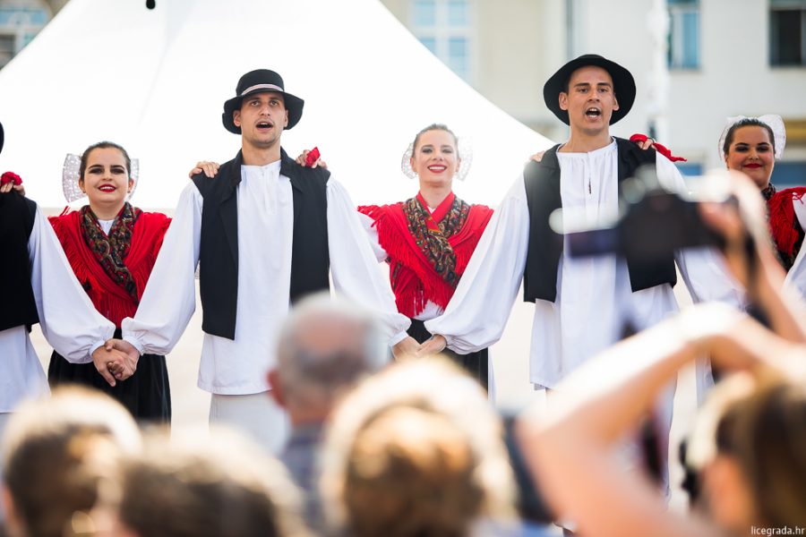 Folklorni ansambl "Tarara" iz Novog Zelanda na Smotri folklora Lice Grada