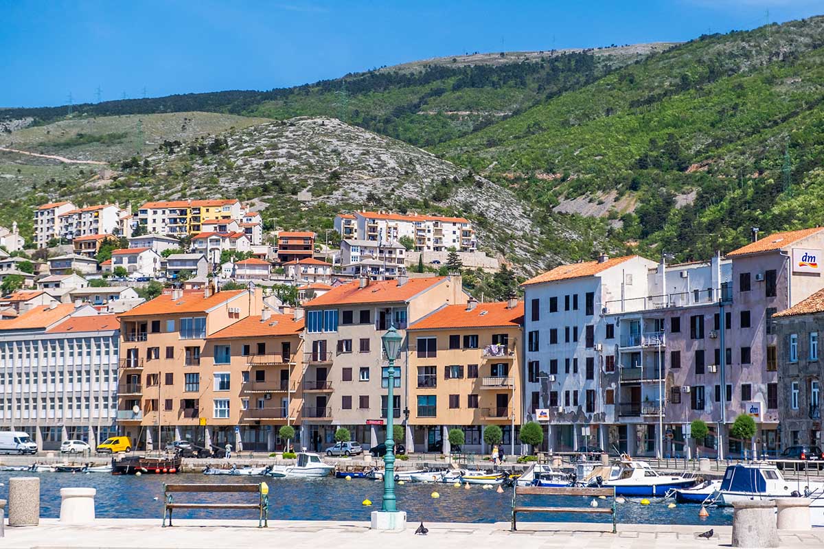 Senj - Povijesni grad na Jadranu poznat po buri, tvrđavi Nehaj i ...